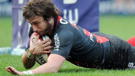 Maxime M&eacute;dard marque un essai pour le Stade Toulousain au cours de sa large victoire face &agrave; Lyon (51-10). (PASCAL PAVANI / AFP)