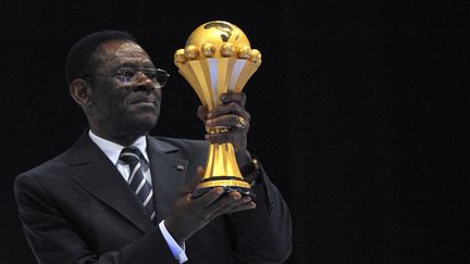 Le pr&eacute;sident de la R&eacute;publique de Guin&eacute;e &eacute;quatoriale, Teodoro Obiang, d&eacute;voile le troph&eacute;e de la Coupe d'Afrique des nations, le 29 octobre 2011 &agrave; Malabo (Guin&eacute;e &eacute;quatoriale).&nbsp; (VOISHMEL / AFP)