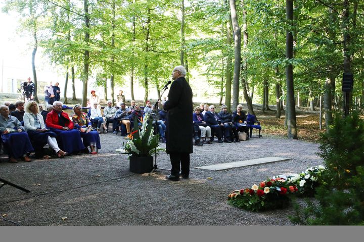 Volkhard Knigge, directeur du mémorial de Buchenwald (Allemagne), s'adresse à d'anciens prisonniers du "camp spécial" soviétique et à leurs proches, le 15 septembre 2018. (Bodo Schackow / ZB / dpa Picture-Alliance / AFP)