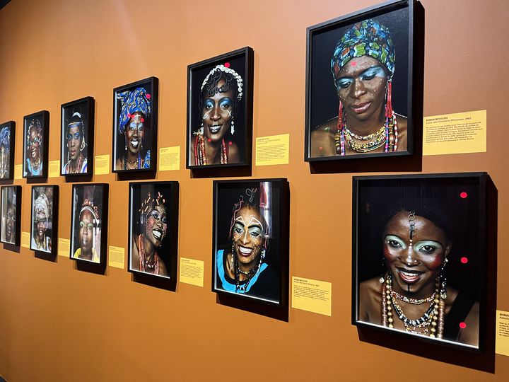 Les portraits d’une douzaine de femmes mariées collectivement à Fela Kuti en 1978, réalisés en 1983 par le photographe français Bernard Matussière, à l'exposition "Révolution Afrobeat" à la Philharmonie de Paris, octobre 2022. (LAURE NARLIAN / FRANCEINFO CULTURE)