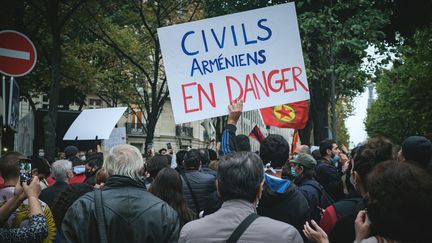 A l'appel d'organisations arméniennes en France, des manifestants défilent près de l'ambassade d'Azerbaïdjan à Paris, le 29 septembre 2020. (SAMUEL BOIVIN / NURPHOTO / AFP)