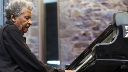 Le pianiste sud-africain Abdullah Ibrahim, le 6 septembre prochain au Festival&nbsp;Jazz à la Villette, à Paris. (JAVIER ETXEZARRETA / EFE  / NEWSCOM / MAXPPP)