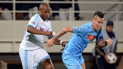 L'attaquant de l'OM Andre Ayew (&agrave; gauche) poursuit le milieu napolitain Marek Hamsik, le 22 octobre 2013. (ANNE-CHRISTINE POUJOULAT / AFP)