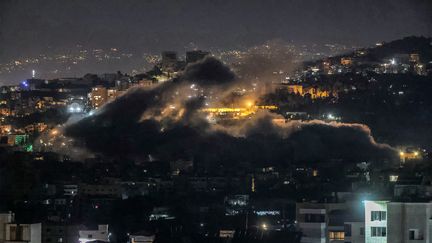 De la fumée s'élève de la banlieue sud de Beyrouth, au Liban, le 24 octobre 2024. (IBRAHIM AMRO / AFP)