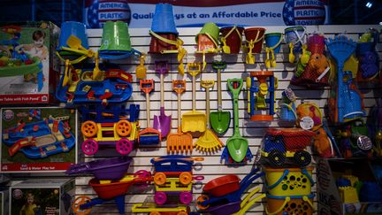 Des jouets en plastique exposés dans une foire aux jouets à Paris, le 16 février 2019.&nbsp; (JOHANNES EISELE / AFP)