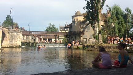 Les habitants de Moret-sur-Loing se réfugient au bord de la rivière en période de canicule. (ARIANE GRIESSEL / RADIO FRANCE)