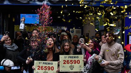 Des gagnants du gros lot à la loterie de Noël 2019 en Espagne. (OSCAR DEL POZO / AFP)