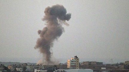 Un nuage de fum&eacute;e s'&eacute;l&egrave;ve dans le ciel apr&egrave;s une frappe a&eacute;rienne isra&eacute;lienne sur la bande de Gaza, mercredi 16 juillet 2014. (JACK GUEZ / AFP)