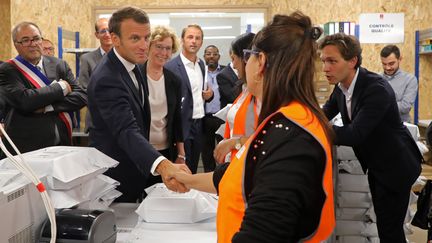 Le président de la République, Emmanuel Macron, rencontre des salariés en réinsertion avec la ministre du Travail Muriel Pénicaud, le 10 septembre 2019 à Bonneuil-sur-Marne (Val-de-Marne).&nbsp; (LUDOVIC MARIN / POOL / AFP)