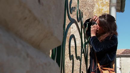 La photographe Joséphine Vallé Franceschi est en résidence artistique à Niort.&nbsp; (FRANCEINFO)