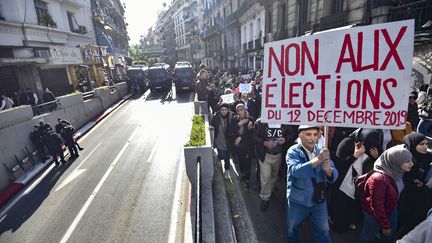 Des manifestants contre la tenue de l'élection présidentielle du 12 décembre 2019, dans les rues d'Alger, le 10 décembre 2019. (RYAD KRAMDI / AFP)