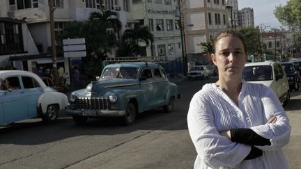 Tania Bruguera, l'artiste cubaine &agrave; l'origine de la manifestation de dissidents qui ont &eacute;t&eacute; arr&ecirc;t&eacute;s, mardi 30 d&eacute;cembre &agrave; La Havane (Cuba). (ENRIQUE DE LA OSA / REUTERS)