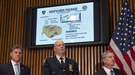 Le chef de la police de New York (au centre) et le maire de la ville Bill de Blasio (à droite), loes d'une conférence de presse, à New York, le 25 octobre 2018. (DREW ANGERER / GETTY IMAGES NORTH AMERICA / AFP)