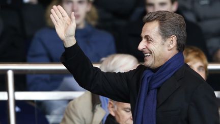 Nicolas Sarkozy salue des spectateurs lors du match PSG-Lille au Parc des Princes &agrave; Paris, le 22 d&eacute;cembre 2013. (BENOIT TESSIER / REUTERS)