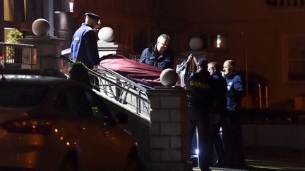  (Trois hommes armés et déguisés en policiers sont entrés dans l'hôtel Regency de Dublin, vendredi soir © REUTERS/Clodagh Kilcoyne)