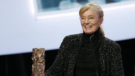 La productrice française Margaret Menegoz reçoit le Cesar du meilleur film pour "Amour" du réalisateur autrichien Michael Haneke, le 22 février 2013 au Théâtre du Châtelet (Paris, France). (PATRICK KOVARIK / AFP)