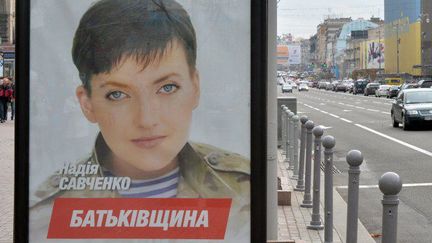 Nadia Savtchenko, 33 ans, lieutenant de l’armée de l’air, était tête de liste du parti Batkivchtchina (Patrie) de l'ex-Premier ministre Ioulia Timochenko, aux législatives du 26 octobre 2014. (GENYA SAVILOV / AFP)