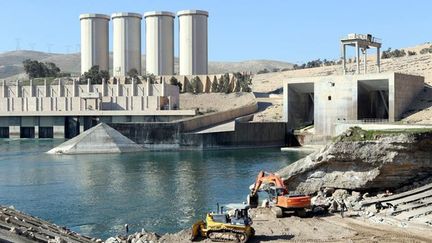 &nbsp; (Des employés travaillent au renforcement du barrage de Mossoul, dans le nord de l'Irak © REUTERS/Azad Lashkari)