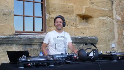 Radieux, le taulier démarre piano piano. Les premiers festivaliers prennent leurs marques dans la cour du château. C'est parti pour 3 jours de musique.
 (Laure Narlian / Culturebox)