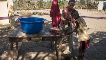 Zapedisoa, neuf ans, est venu avec sa grand-mère à Befeno pour recevoir des soins car il ne pèse que 20 kilos et présente des signes alarmants. L'équipe lui donne médicaments et suppléments alimentaires.&nbsp; &nbsp; (RIJASOLO/AFP)