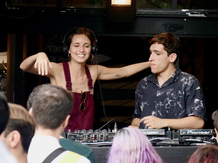 Les DJ installés devant la brasserie "A la Bonne Bière", près de République, à Paris, le 21 juin 2022.&nbsp; (JEREMIE LAURENT-KAYSEN)