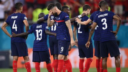 Les Bleus après leur&nbsp;défaite en huitièmes de finale de l'Euro 2021 entre la France et la Suisse à la National Arena de Bucarest, le 28 juin 2021.  (FRANCK FIFE / AFP)