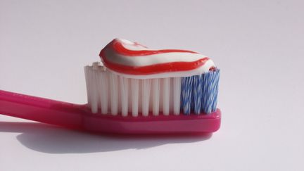 Le triclosan est un antibact&eacute;rien souvent pr&eacute;sent dans les dentifrices.&nbsp; (EBERHARD GRAMES / BILDERBERG / AFP)