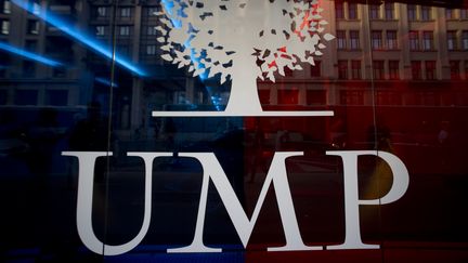 Le logo de l'UMP, au si&egrave;ge du parti &agrave; paris, le 16 septembre 2014. (KENZO TRIBOUILLARD / AFP)