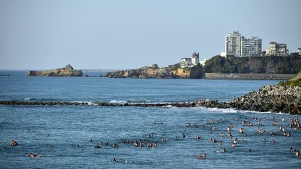 People swim in the ocean at Milady beach in Biarritz (Pyrénées-Atlantiques), August 23, 2023, during a heat wave. (GAIZKA IROZ / AFP)