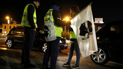 Des "gilets jaunes" à Ajaccio, le 6 décembre 2018. (PASCAL POCHARD-CASABIANCA / AFP)