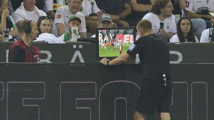 En plus de la VAR déjà en place, comme ici en Allemagne, le 23 août 2024, la Fifa teste actuellement le système du Football Video Support. (RALF IBING / AFP)