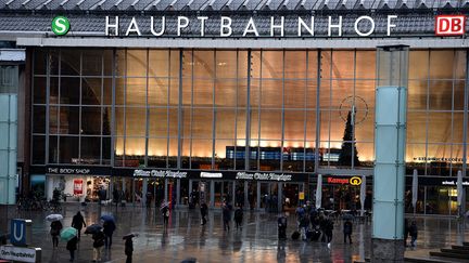 La gare de Cologne (Allemagne), où ont lieu des violences la nuit du Nouvel An, le 11 janvier 2016.&nbsp; (PATRIK STOLLARZ / AFP)