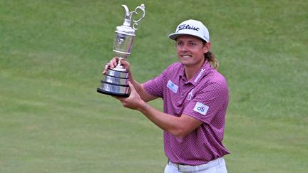 L'Australien Cameron Smith soulève le trophée du British Open après sa victoire, dimanche 17 juillet, sur le parcours de Saint Andrews en Ecosse.&nbsp; (PAUL ELLIS / AFP)