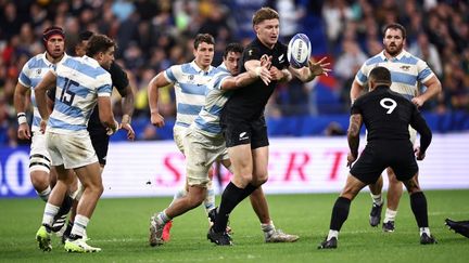 Le Néo-Zélandais Beauden Barrett face à la défense argentine, lors de la première demi-finale de la Coupe du monde de rugby, le 20 octobre 2023; (ANNE-CHRISTINE POUJOULAT / AFP)