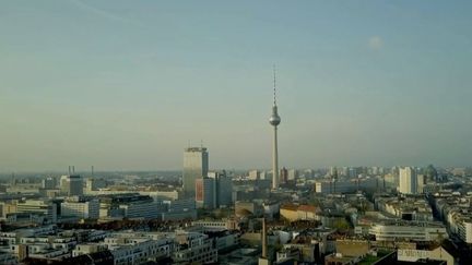 En Allemagne, la semaine de commémoration de la chute du mur de Berlin se poursuit. France 2 est allée voir à Berlin ce qu'il restait de la République démocratique allemande (RDA), ce pays disparu en 1990. (France 2)