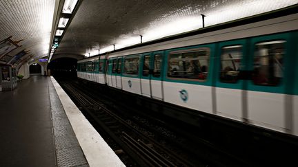 INFOGRAPHIE. Dans le métro, les Parisiens respirent un air plus pollué que sur le périphérique (ALEXANDROS MICHAILIDIS / AFP)