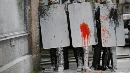 Des CRS sont couverts de peinture lors d'affrontements avec des manifestants qui protestent contre la construction d'un a&eacute;roport &agrave; Notre-Dame-des-Landes &agrave; Nantes (Loire-Atlantique), le 22 f&eacute;vrier 2014. ( STEPHANE MAHE / REUTERS)