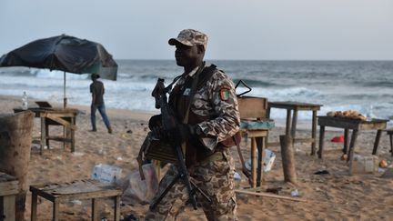 Un soldat sur la plage de Grand-Bassam (C&ocirc;te d'Ivoire), apr&egrave;s une attaque jihadiste, le 13 mars 2015. (ISSOUF SANOGO / AFP)