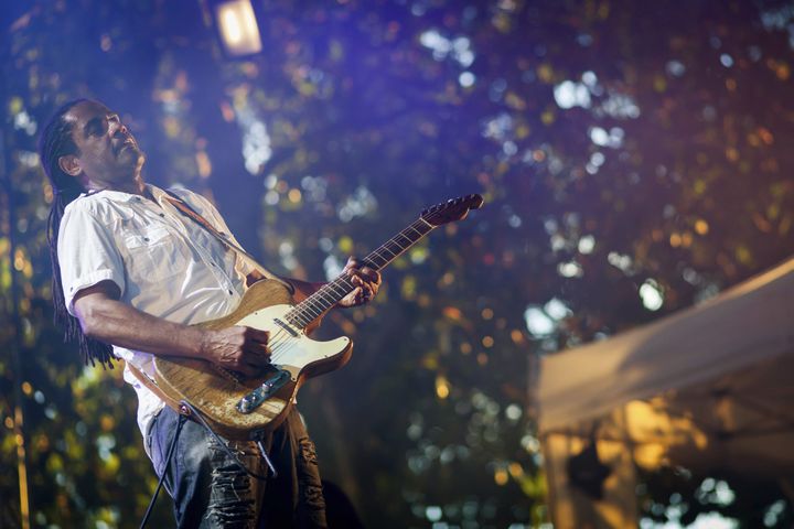 Kenny Neal a du choisir entre une batte de baseball et sa guitare.
 (Yohann Bonnet / AFP)