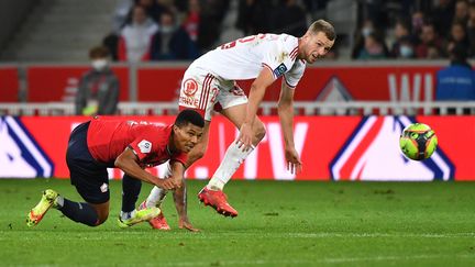 Reinildo&nbsp; et Jeremy Le Douaron au duel, samedi 23 octobre.&nbsp; (DENIS CHARLET / AFP)