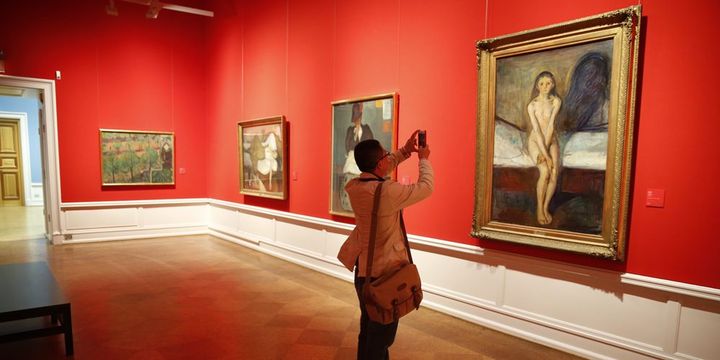 Un homme prend des photos de l'expo Munch 150, à la Galerie nationale d'Oslo (31 mai 2013)
 (Cornelius Poppe / Scanpix / AFP)