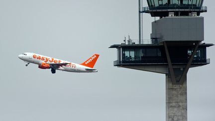 Un avion de la compagnie Easyjet décolle de l'aéroport de Brandebourg (Allemagne). (PATRICK PLEUL / DPA FILE)