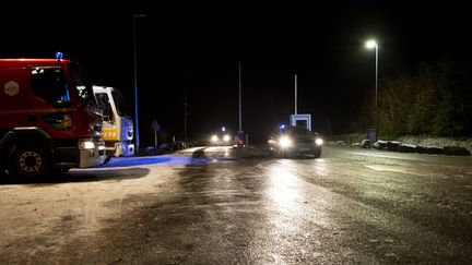 Les secours devant la route bloquée après l'accident de voiture mortel qui a fait quatre morts parmi des lycéens, à&nbsp;Doucier (Franche-Comté), le 19 janvier 2022.&nbsp; (MAXPPP)