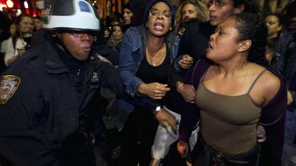 La police de New York &eacute;vacue mardi 15 novembre les manifestants du mouvement Occupy Wall Street qui campent &agrave; Zuccoti Park depuis pr&egrave;s de mois.&nbsp; (LUCAS JACKSON/REUTERS)