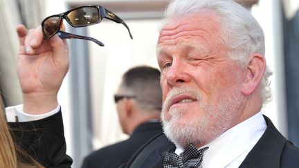 DON'T : Faire le cabot sur le tapis rouge lorsque l'on s'appelle Nick Nolte. (JOE KLAMAR / AFP)