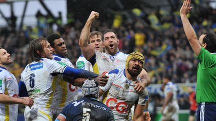 Fritz Lee (casque jaune) voit son essai validé (THIERRY ZOCCOLAN / AFP)