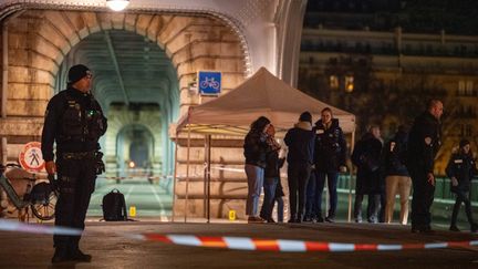 Des policiers sur le pont de Bir-Hakeim, à Paris, le 3 décembre 2023, quelques heures après une attaque à l'arme blanche qui a fait un mort et deux blessés. (CARON  /ZEPPELIN / SIPA)