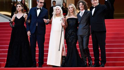 L'actrice française Clotilde Courau, le producteur tunisien Saïd Ben Saïd, l'écrivaine française Catherine Breillat, l'actrice française Léa Drucker, l'acteur Samuel Kircher et l'acteur français Olivier Rabourdin arrivent pour la projection du film "L'été dernier" lors de la 76e édition du Festival de Cannes le 25 mai 2023. (LOIC VENANCE / AFP)