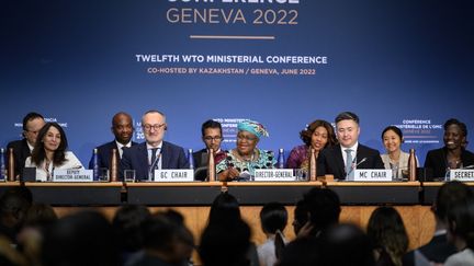 La directrice générale de l'Organisation mondiale du commerce, Ngozi Okonjo-Iweala (centre), prononce un discours à Genève (Suisse), le 17 juin 2022. (FABRICE COFFRINI / AFP)