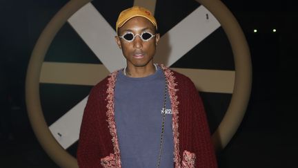 Pharrell Williams assiste au défilé Chanel Haute Couture printemps-été 2022 à la Fashion Week de Paris le 25 janvier 2022 (JULIEN M. HEKIMIAN / GETTY IMAGES EUROPE)